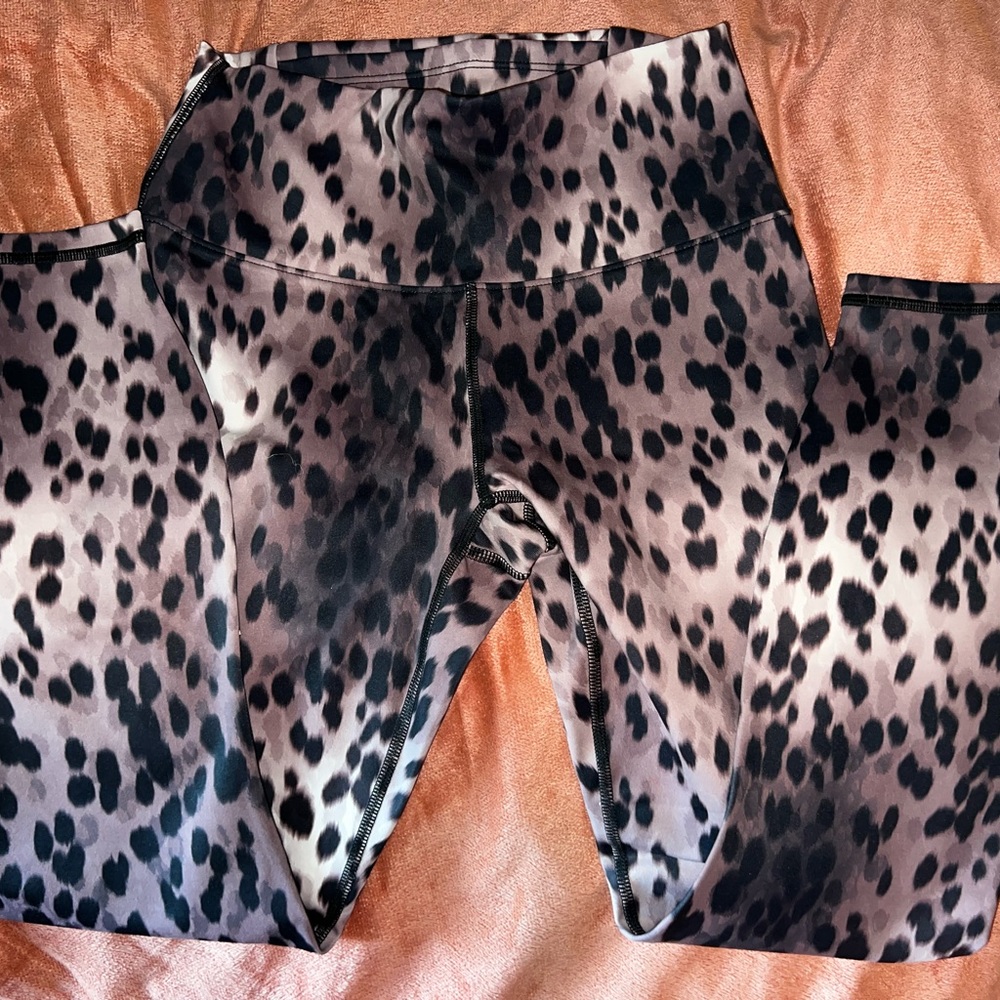 Fabletics 7/8 Boost Leggings (XS) spotted black color.